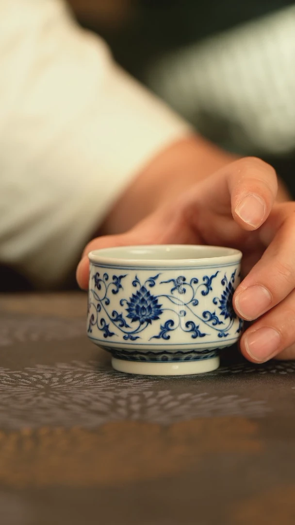 垂虹幕古青花缠枝莲小杯子