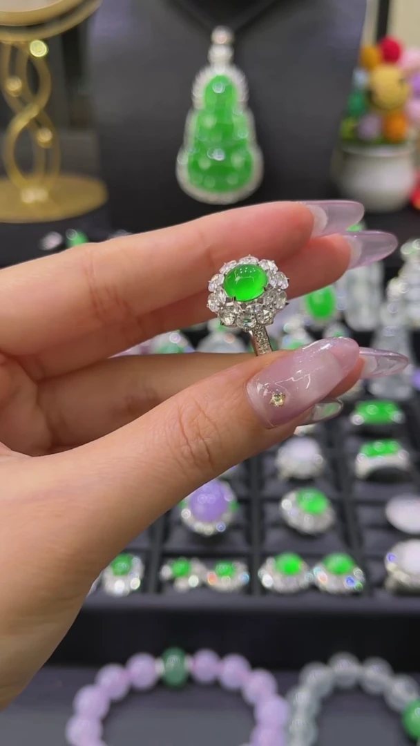 18K金镶嵌戒指翡翠戒指