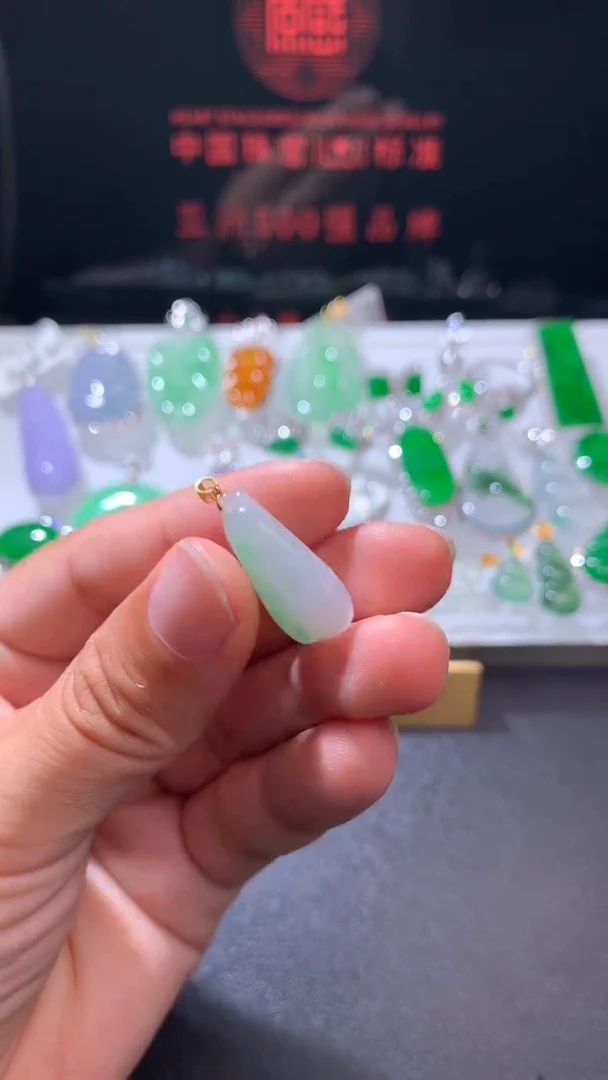 颈饰18K金镶嵌翡翠