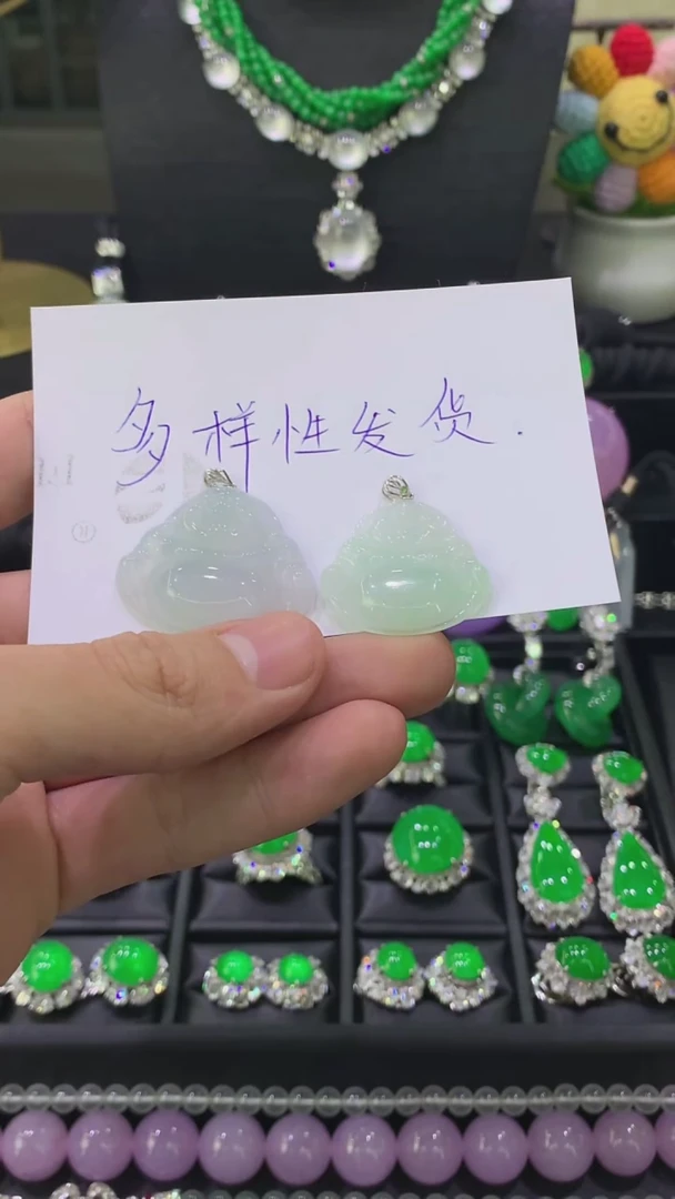 颈饰18K金镶嵌翡翠吊坠