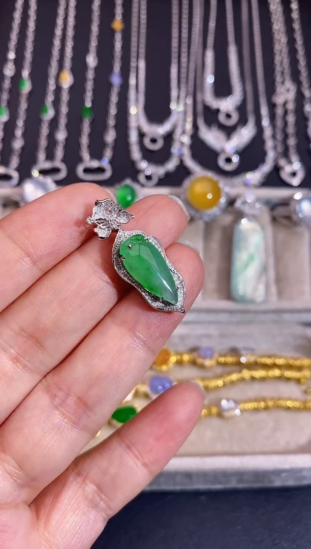 颈饰18K金镶嵌翡翠吊坠