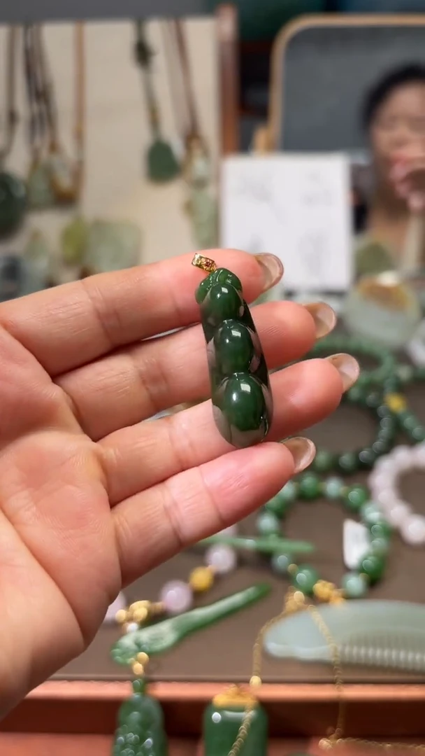 颈饰18K金镶嵌和田玉（碧玉）1