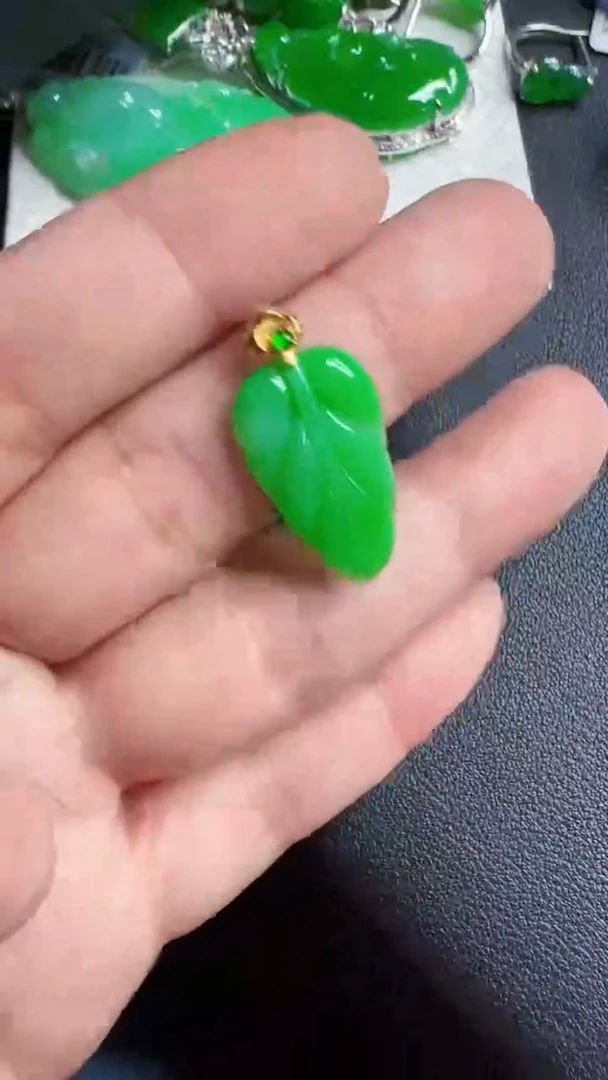 颈饰18K金镶嵌翡翠叶子