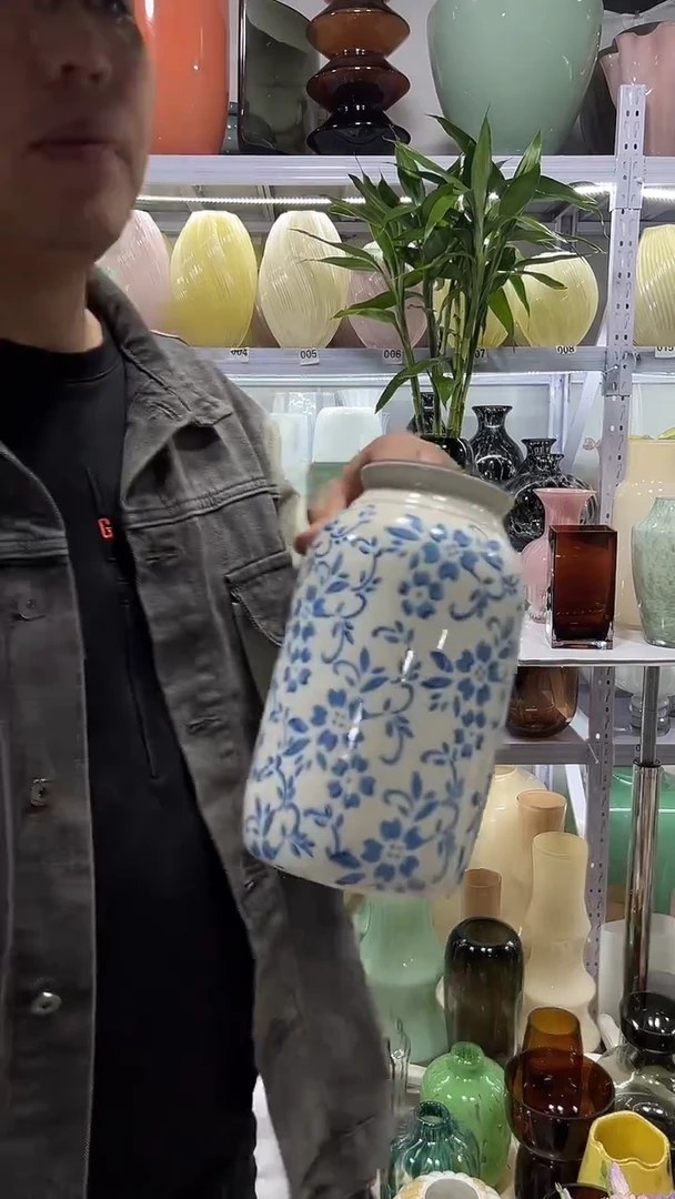 蓝冰裂青花瓷花瓶