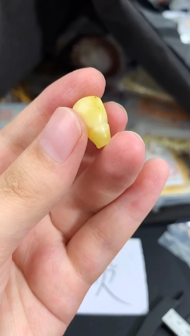 蜜蜡未镶嵌珠宝奇石160