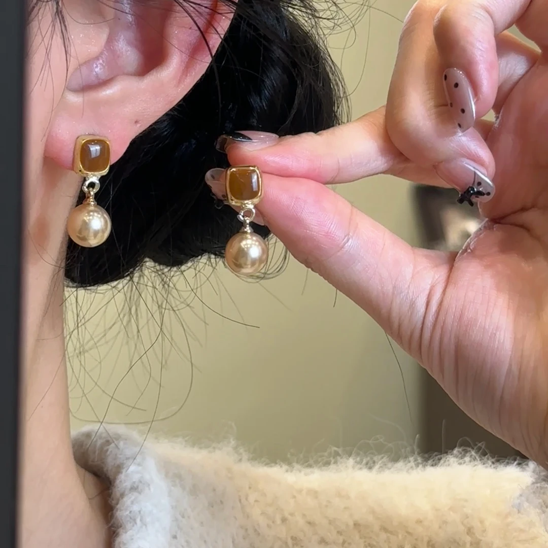 H623 秋冬米色珍珠耳环法式小众简约百搭