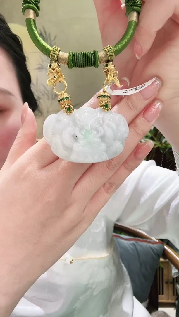 颈饰未镶嵌翡翠吊坠