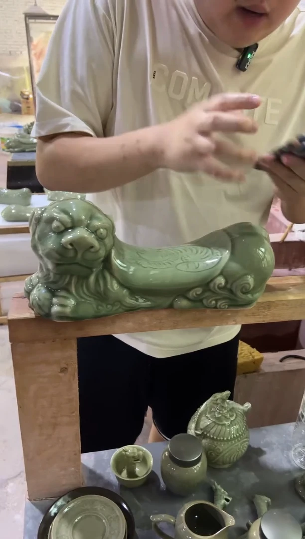 耀州窑青瓷狮狮如意枕头