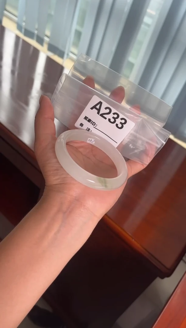 石英质玉（天山翠）手镯未镶嵌A233