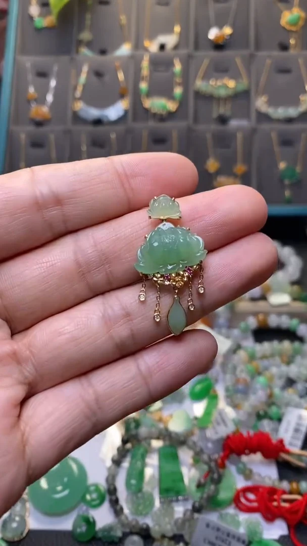 颈饰18K金镶嵌翡翠40324