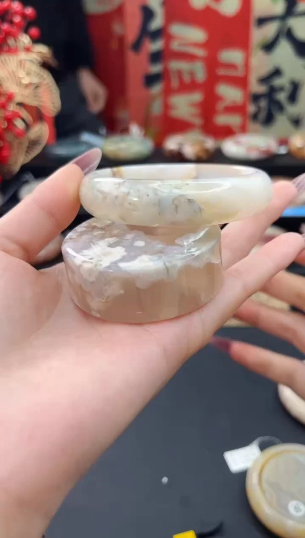 【闪购商品】石英质玉手镯未镶嵌赠送镯心（58圈口）无证书