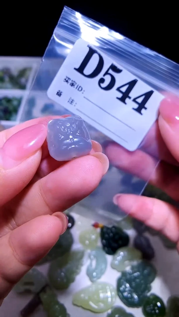 和田玉未镶嵌颈饰 通孔