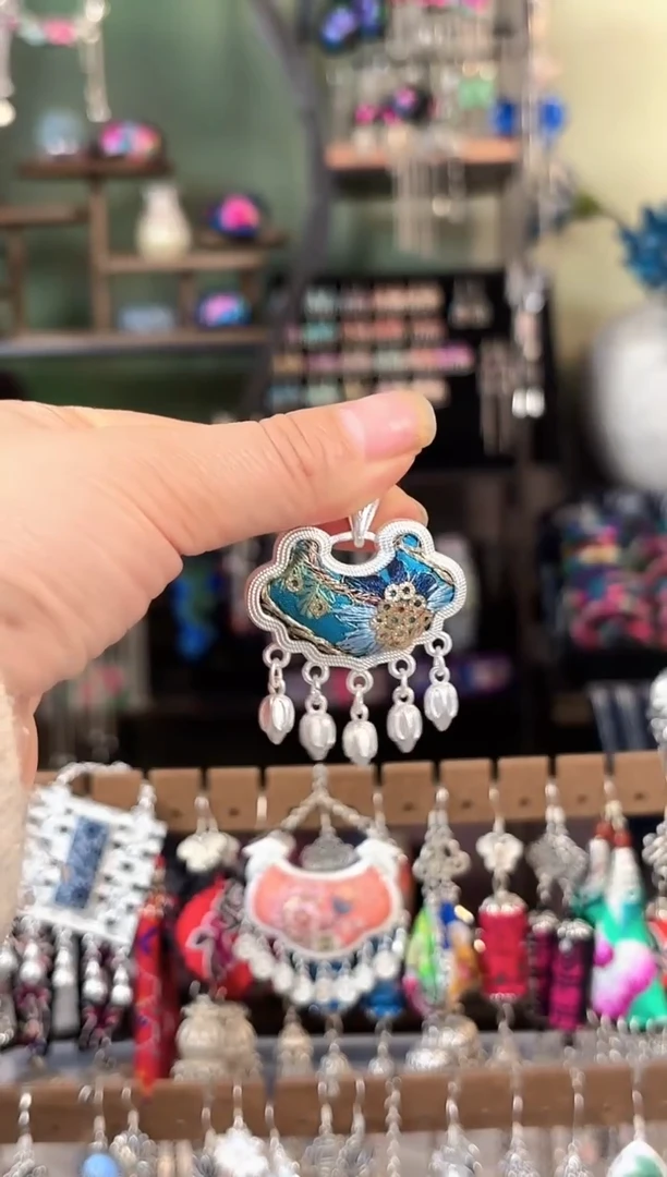 彩云南阁非遗老绣苗银饰品111