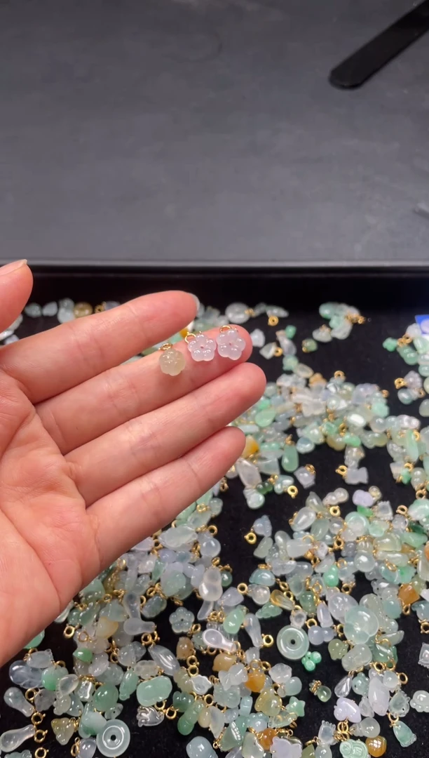 翡翠未镶嵌吊坠(不含链)三个  413