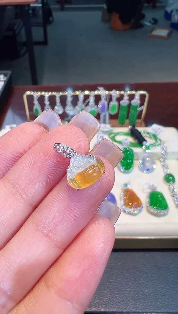 【闪购商品】翡翠吊坠(不含链)18K金镶嵌翡翠