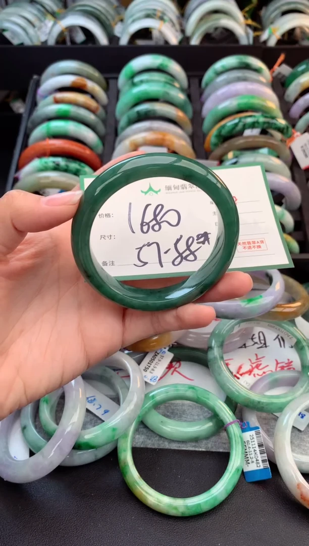 未镶嵌定制翡翠毛货需精细抛光+多人