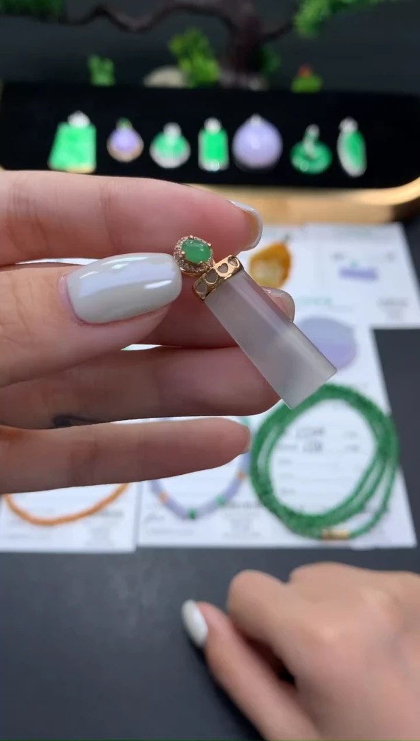 颈饰18K金镶嵌翡翠48小时鉴赏期 退货不扣服务费