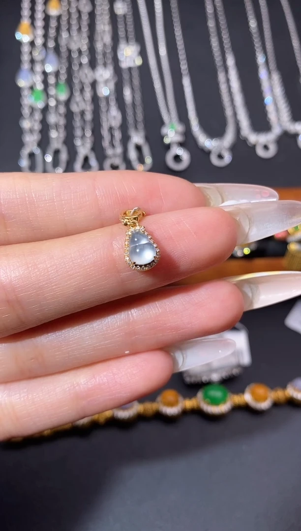 颈饰18K金镶嵌翡翠吊坠