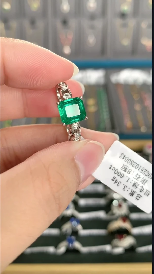 18K金镶嵌戒指祖母绿1.6克拉