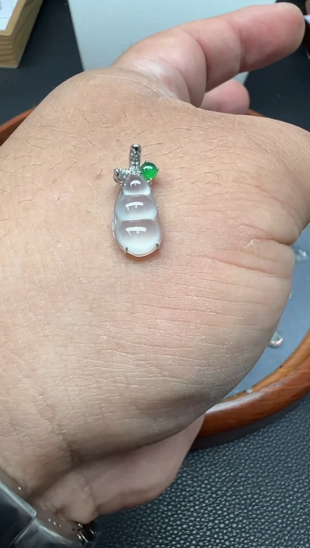 颈饰18K金镶嵌翡翠冷***头（59号）纯天然A货缅甸翡翠 豆子锁骨吊坠