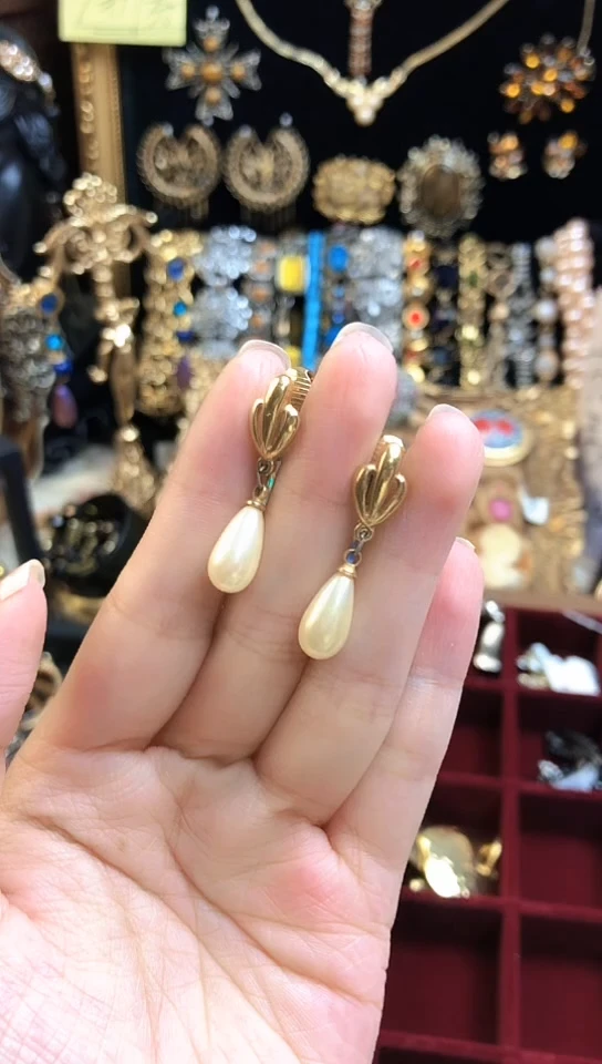 中古饰品 默认微瑕 N退换(货品总金额：120元，运费不退)
