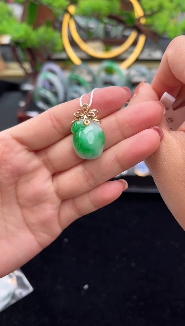 颈饰18K金镶嵌翡翠吊坠