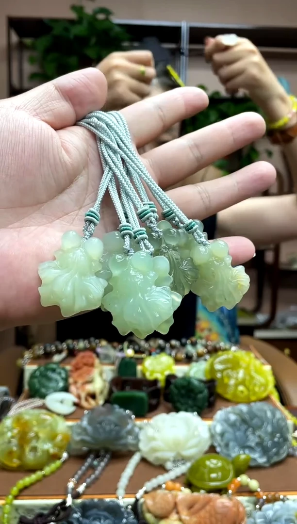 未镶嵌岫玉吊坠多样性发货发其中之一