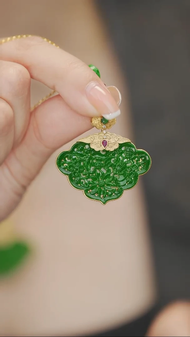 颈饰18K金镶嵌翡翠吊坠