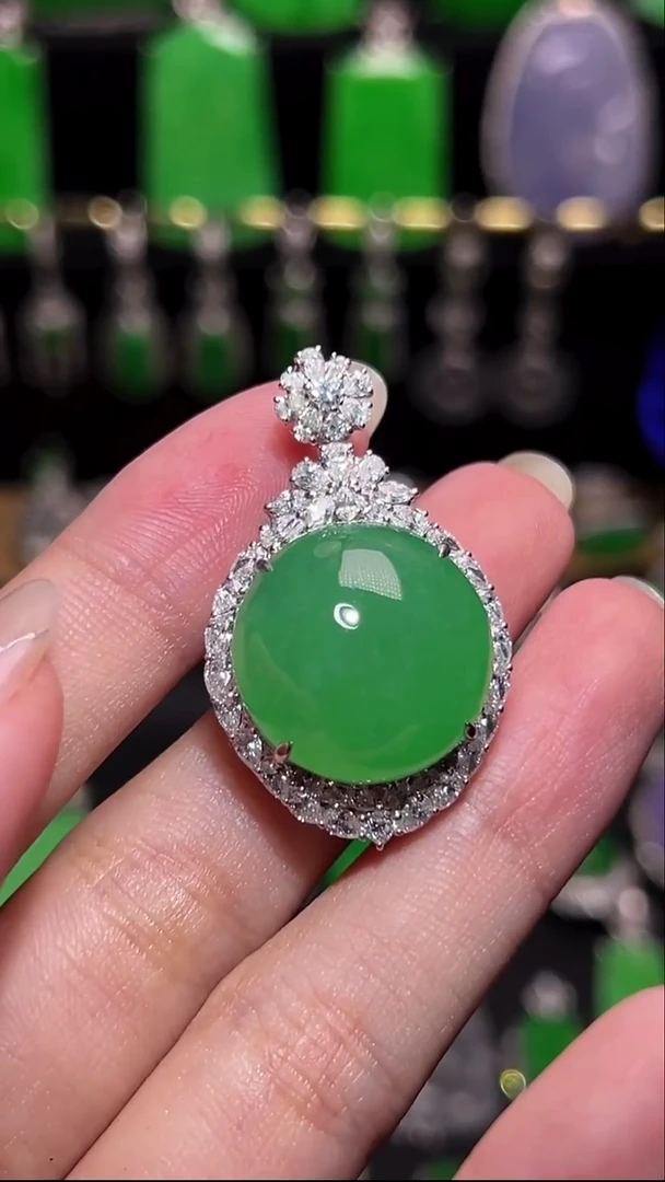 颈饰18K金镶嵌翡翠吊坠