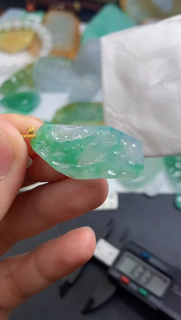 颈饰未镶嵌翡翠