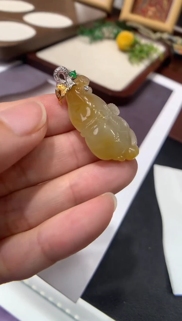 翡翠18K金镶嵌颈饰花件吊坠