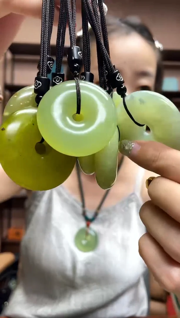 岫玉未镶嵌吊坠多样性发货发其中之一