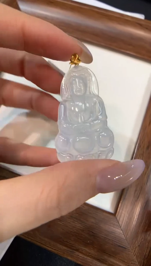 颈饰18K金镶嵌翡翠观音