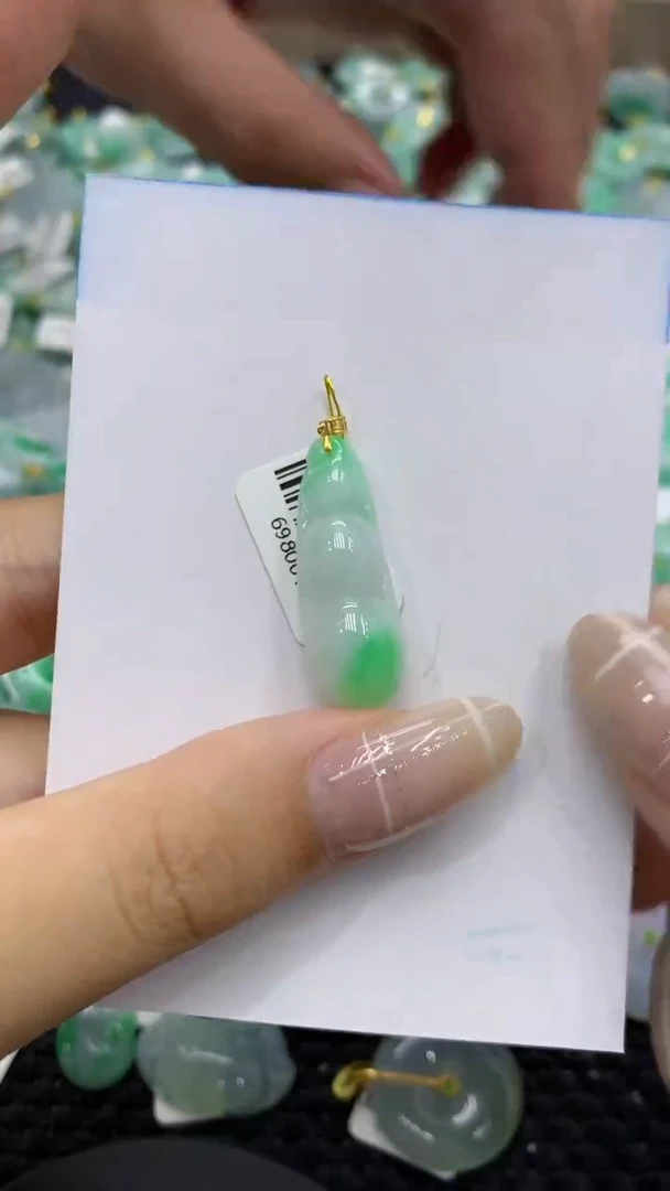 翡翠18K金镶嵌颈饰天然缅甸翡翠A货