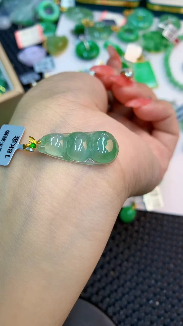 颈饰18K金镶嵌翡翠1