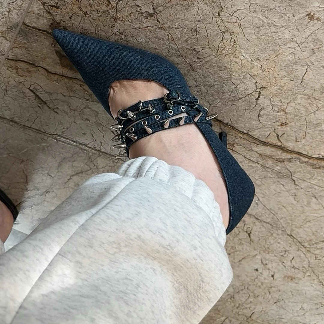 【HAV】  新款时髦百搭尖头铆钉细跟高跟鞋