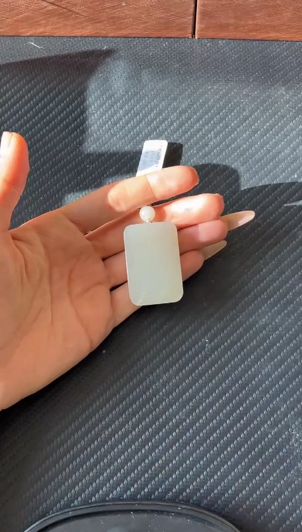 吊坠(赠链)未镶嵌和田玉黑山微色差吊坠