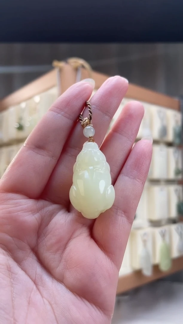 颈饰未镶嵌和田玉好***宝点墨黄口貔貅