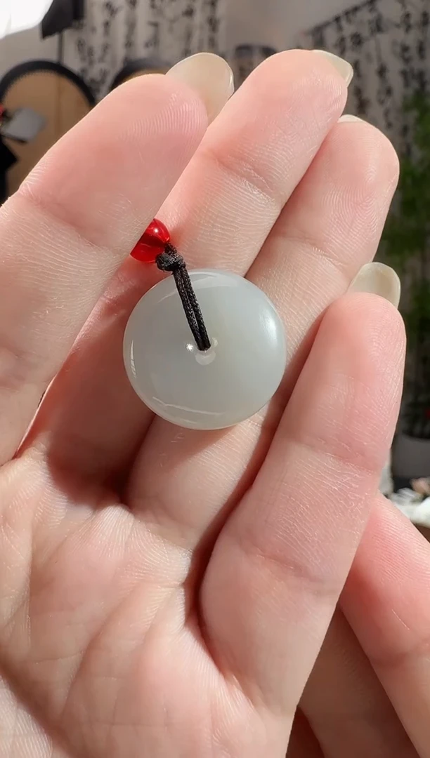 和田玉未镶嵌颈饰烟紫扣