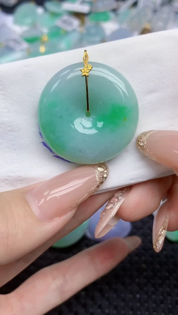 颈饰18K金镶嵌翡翠18   天然翡翠A货  百元以上9米证书费自理