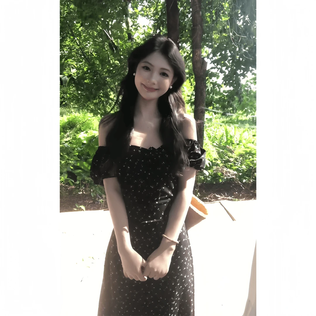 设计感连衣裙2025夏季新款法式气质一字肩短袖收腰中长款碎花裙子
