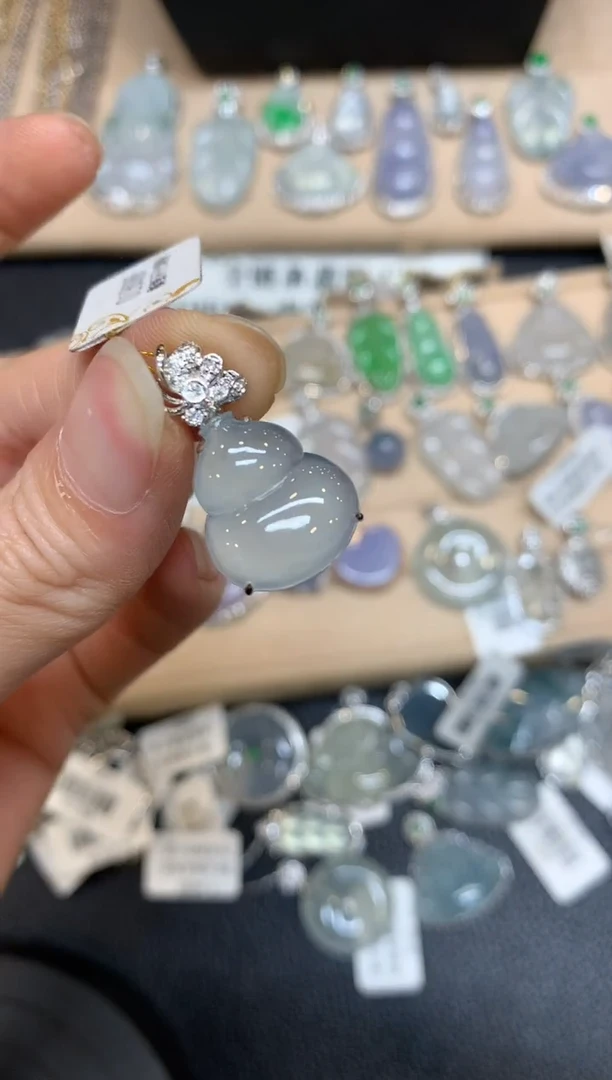 【闪购商品】翡翠颈饰18K金镶嵌葫芦【无服务费