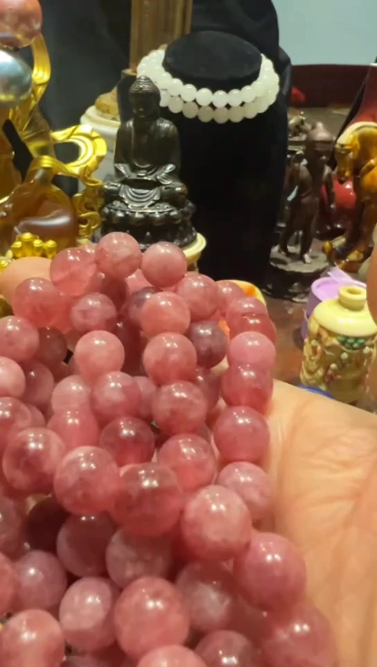 把玩粉色的小碧小西的108粒链子