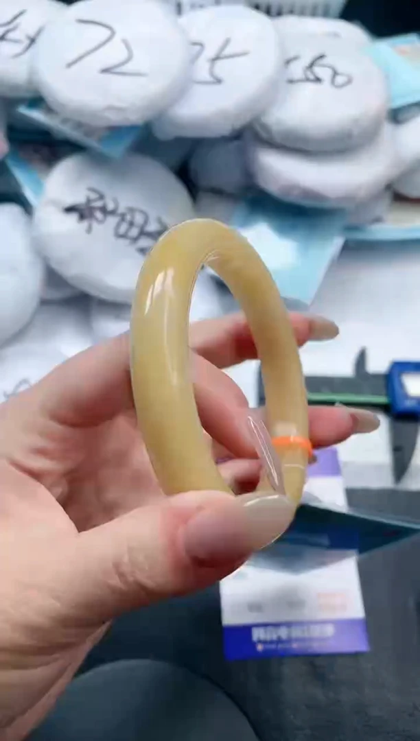 【闪购商品】石英质玉手镯未镶嵌25V67-63