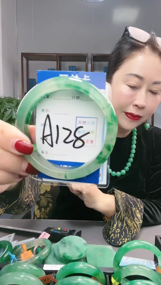 【闪购商品】石英质玉手镯未镶嵌非洲翠