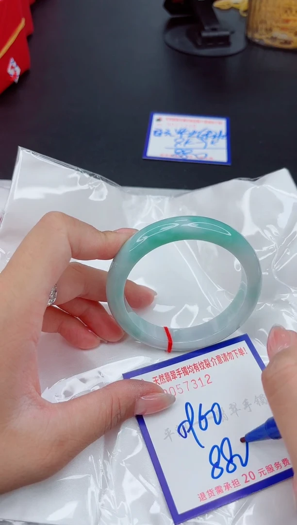 翡翠手镯未镶嵌1