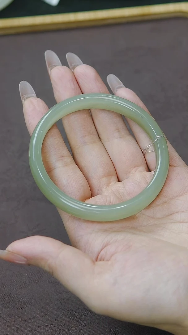 未镶嵌手镯和田玉55+圈口 湖水绿手镯