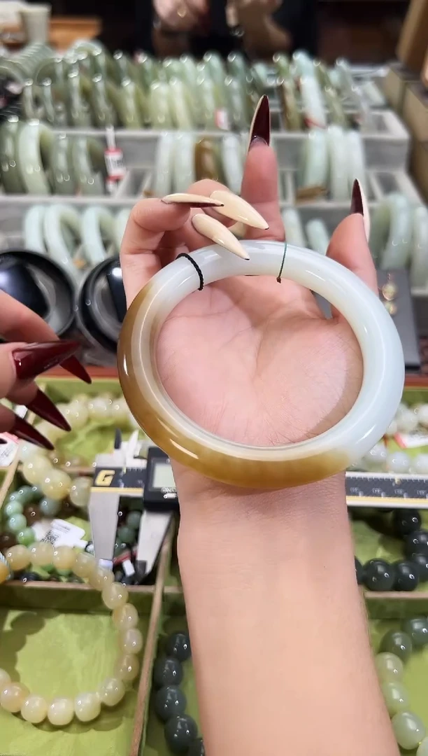 未镶嵌手镯和田玉且末料金山糖白手镯63圈口