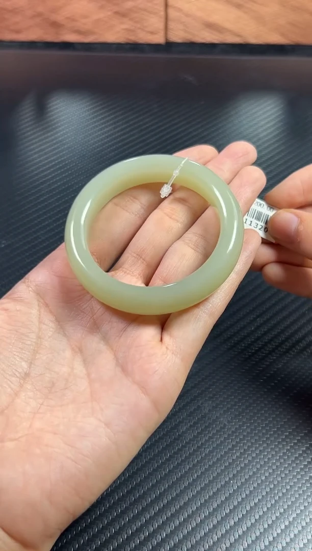 和田玉手镯未镶嵌且末微色差近矿51