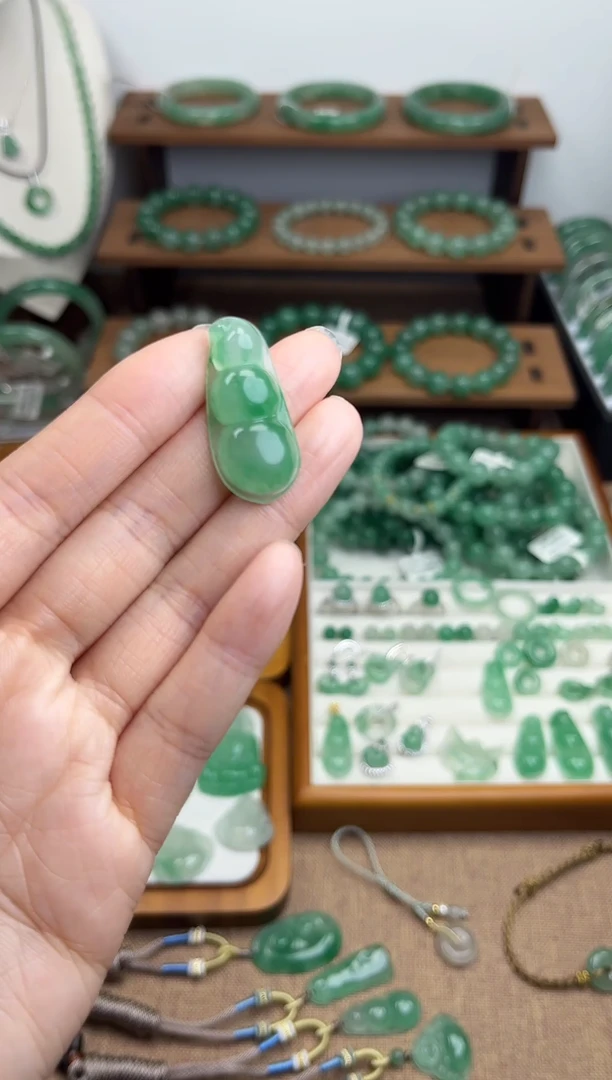 吊坠(赠链)未镶嵌石英质玉（非洲翠）福豆